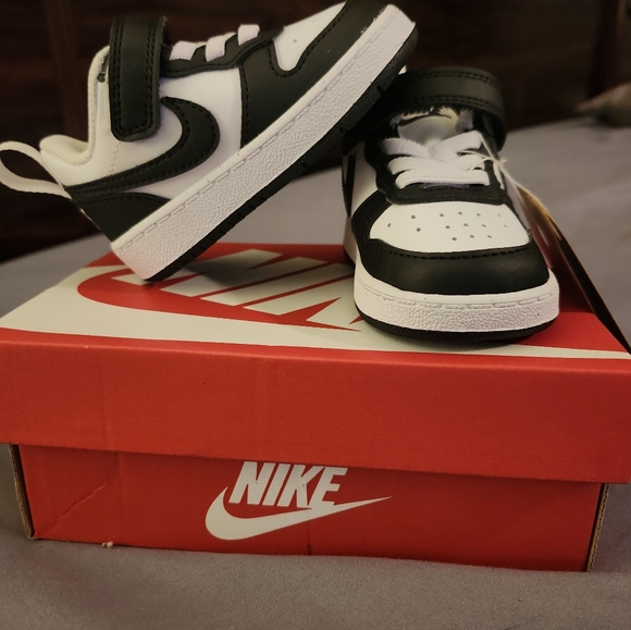 NikeCourt infant size 4 black and white - Picture 5 of 7